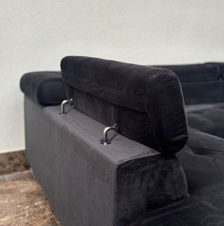 Sofá modular negro de terciopelo