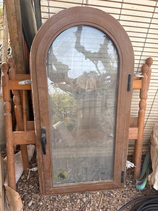 Ventana redonda de madera