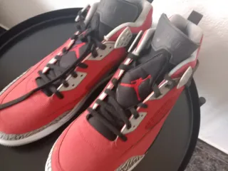 Jordan Zapatillas Rojas y Grises