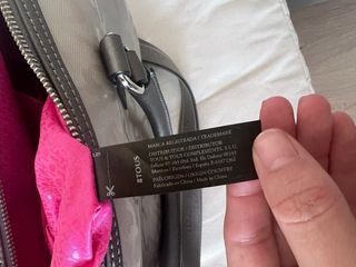 Bolso Tous plateado con estampado