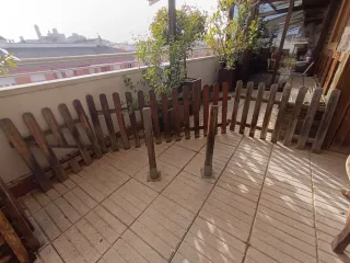 Valla de jardín de madera con puerta