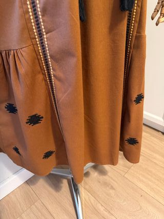 Vestido bordado marrón nuevo