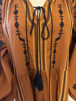 Vestido bordado marrón nuevo