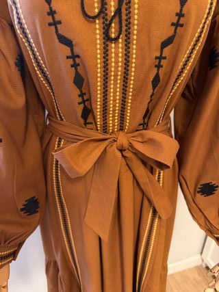 Vestido bordado marrón nuevo