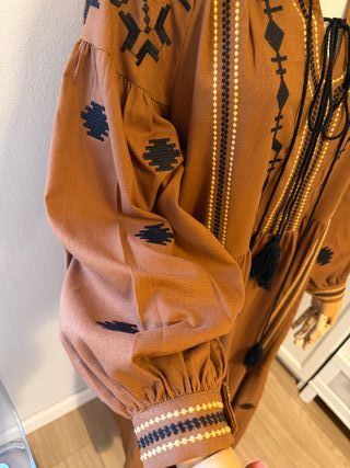 Vestido bordado marrón nuevo