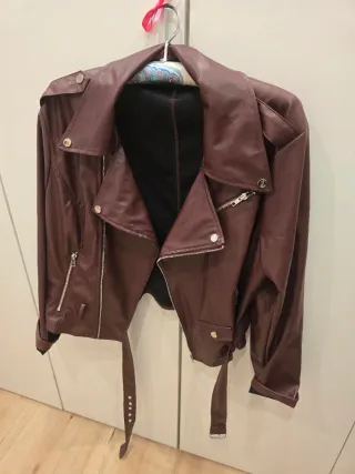 Cazadora corta efecto piel marrón