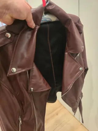 Cazadora corta efecto piel marrón