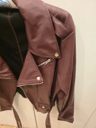 Cazadora corta efecto piel marrón