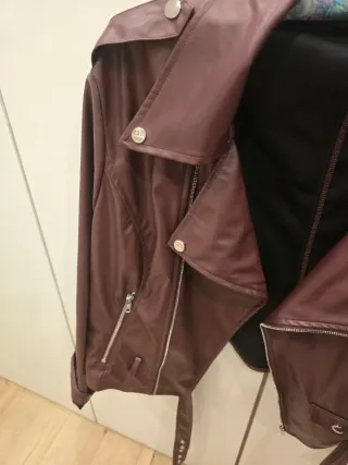 Cazadora corta efecto piel marrón