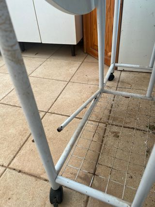 Mesa plegable blanca para reparar