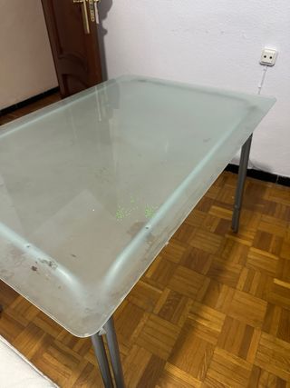 Mesa de cristal y metal