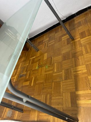 Mesa de cristal y metal