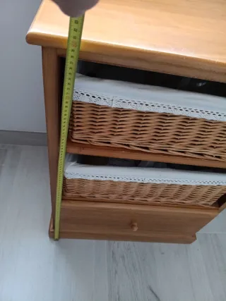 Cajonera de madera con cestas