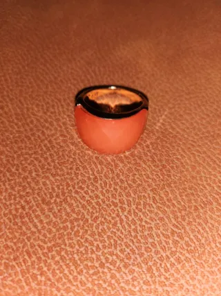 Anillo dorado con piedra naranja