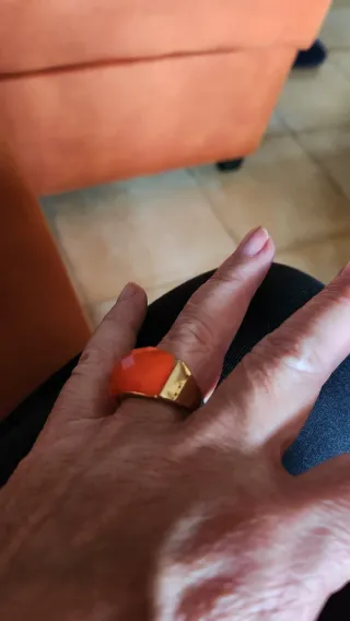 Anillo dorado con piedra naranja