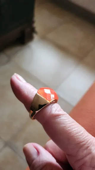 Anillo dorado con piedra naranja