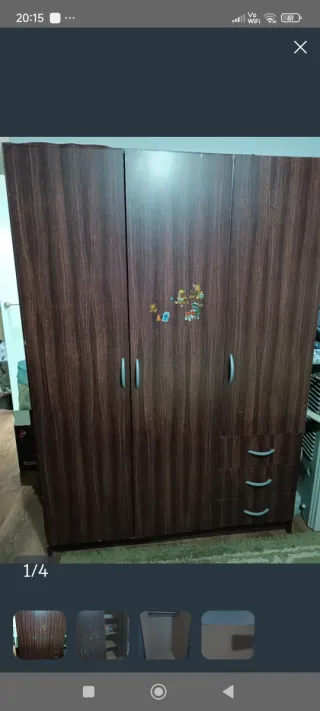 Armario de madera beige y marrón.