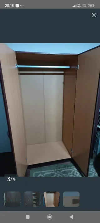 Armario de madera beige y marrón.
