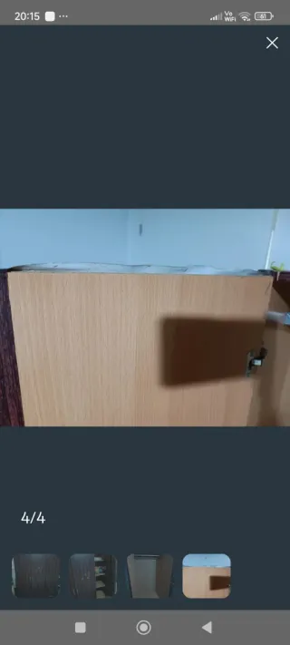 Armario de madera beige y marrón.