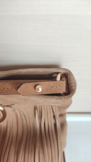 Bolso Mango piel de ante camel con flecos