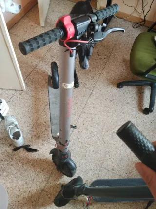 Patinete Eléctrico Negro y otro para piezas