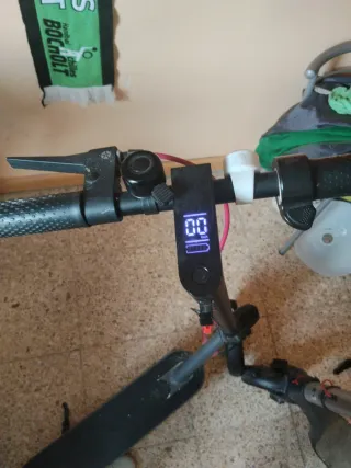 Patinete Eléctrico Negro y otro para piezas