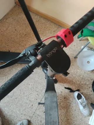 Patinete Eléctrico Negro y otro para piezas