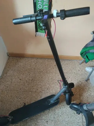 Patinete Eléctrico Negro y otro para piezas