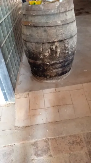 Tonel de madera con aros metálicos