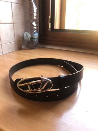 Cintura nera diesel con logo in argento a D