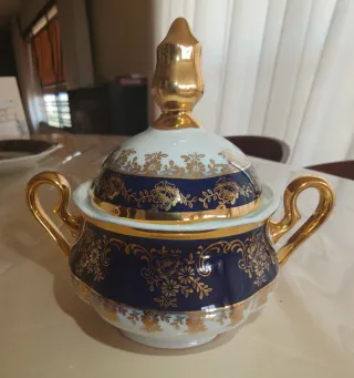 Juego de café en blanco, cobalto y oro decorado