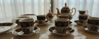 Juego de café en blanco, cobalto y oro decorado