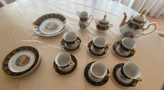 Juego de café en blanco, cobalto y oro decorado