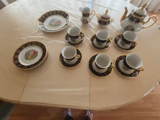 Juego de café en blanco, cobalto y oro decorado