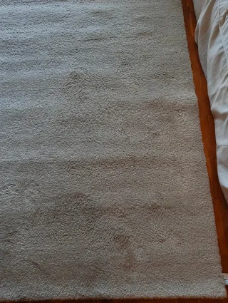 Alfombra beige y marrón