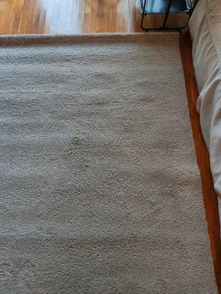 Alfombra beige y marrón
