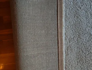 Alfombra beige y marrón