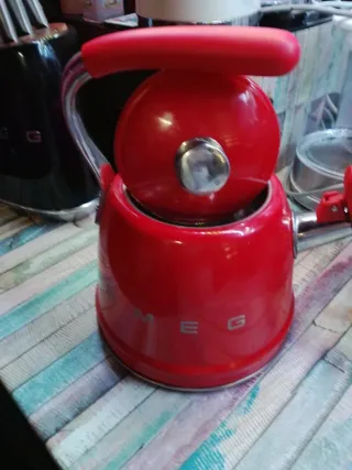 Tetera SMEG Roja