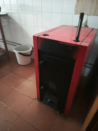 Caldera de carbón roja en funcionamiento