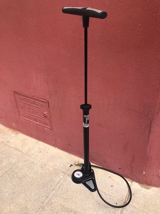 Hinchador de ruedas con manómetro