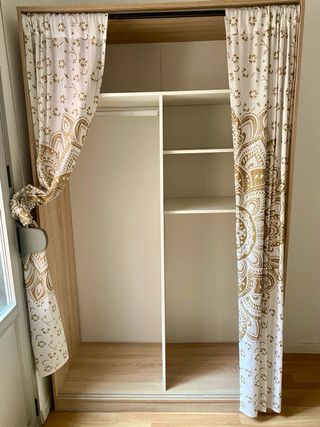 Guardaroba Bauhaus con tende dorate