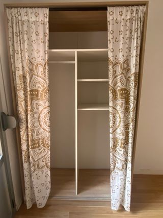 Guardaroba Bauhaus con tende dorate