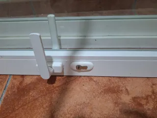 Puerta de dos hojas con cerradura y sus llaves