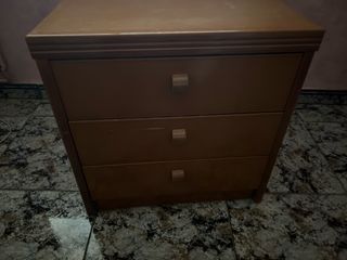 Mesita de noche de madera