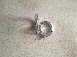Pendientes de plata en forma de aro.
