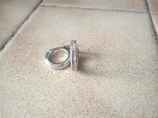 Pendientes de plata en forma de aro.