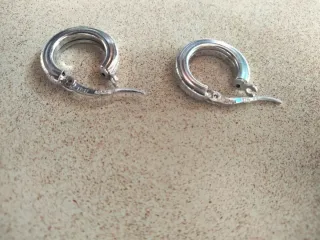 Pendientes de plata en forma de aro.