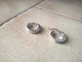 Pendientes de plata en forma de aro.