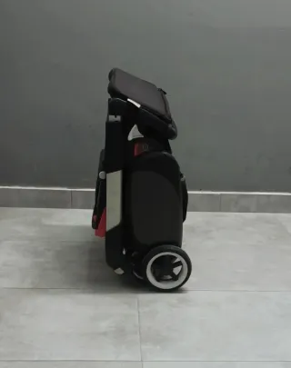 Carrito de bebé rojo y negro. Bugaboo Ant.