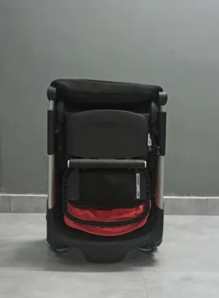 Carrito de bebé rojo y negro. Bugaboo Ant.